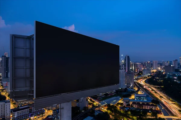 Panneau d'affichage noir blanc avec fond de paysage urbain KL la nuit. Affiche publicitaire, maquette, rendu 3D. Vue latérale. Le concept de communication marketing pour promouvoir ou vendre une idée. — Photo