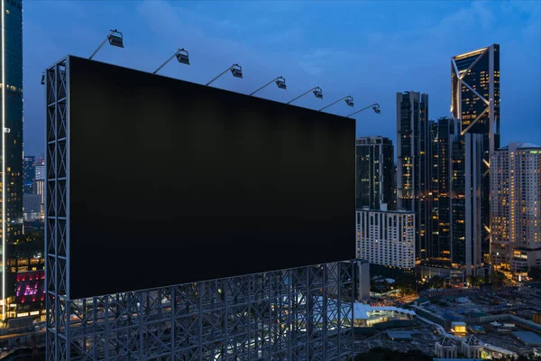 Panneau d'affichage noir blanc avec fond de paysage urbain KL la nuit. Affiche publicitaire, maquette, rendu 3D. Vue latérale. Le concept de communication marketing pour promouvoir ou vendre une idée. — Photo