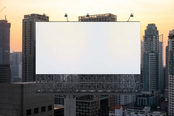 Blank biała droga billboard z Bangkoku tła miejskiego o zachodzie słońca. Plakat reklamowy, makieta, renderowanie 3D. Z przodu. Koncepcja komunikacji marketingowej promującej lub sprzedającej pomysły. — Zdjęcie stockowe