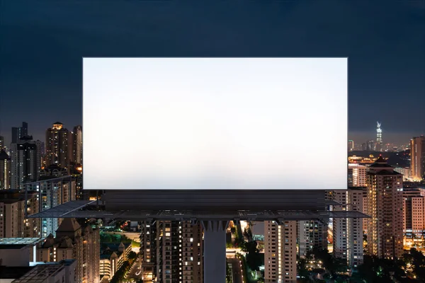 Cartelera blanca en blanco con fondo de paisaje urbano de KL por la noche. Cartel publicitario callejero, maqueta, representación 3D. Vista frontal. El concepto de comunicación de marketing para promover o vender la idea. —  Fotos de Stock