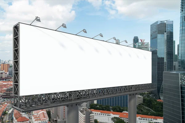 Blank white road billboard z tle miasta Singapur w ciągu dnia. Plakat reklamowy, makieta, renderowanie 3D. Widok z boku. Koncepcja komunikacji marketingowej lub pomysł sprzedaży. — Zdjęcie stockowe