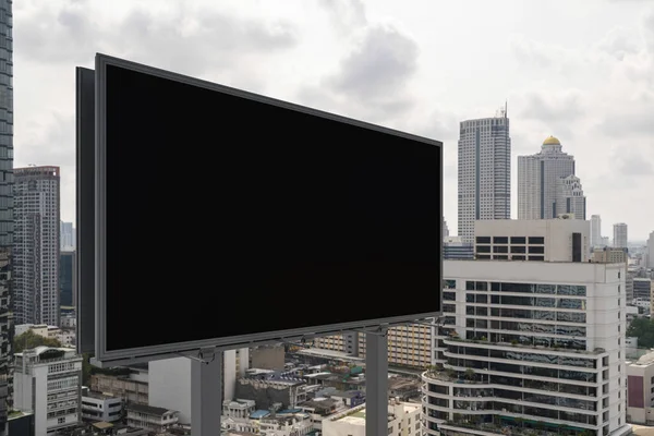 曼谷城市景观背景的空白黑色道路广告牌。街头广告海报，模拟，3D渲染。侧视图。推广或推销观念的营销传播概念. — 图库照片