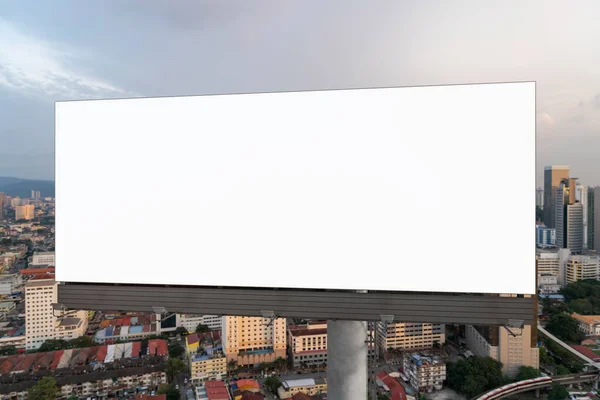 空旷的白路广告牌，日落时背景为吉隆坡都市风景。街头广告海报，模拟，3D渲染。前景. — 图库照片