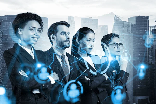 İş amaçlarına ulaşmak için sosyal medya pazarlama stratejisi üzerinde çalışan bir grup SMM uzmanı. Singapur arkaplanı üzerinde hologram simgeleri.