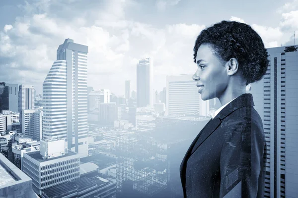 Успішно посміхаючись чорній афроамериканській бізнес-жінці в костюмі. Bangkok cityscape Концепція жінки в бізнесі. Юридичний консультант. Подвійний вплив. — стокове фото