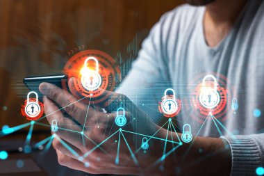 Telefonu kullanan adam. Akıllı telefon yazan eller. Kilit ikonu hologramıyla çift pozlama. Kapatın. Veri siber güvenlik konsepti. Hacker saldırısından korunma.