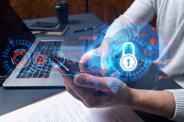 Telefonu kullanan adam. Akıllı telefon yazan eller. Kilit ikonu hologramıyla çift pozlama. Kapatın. Veri siber güvenlik konsepti. Hacker saldırısından korunma.