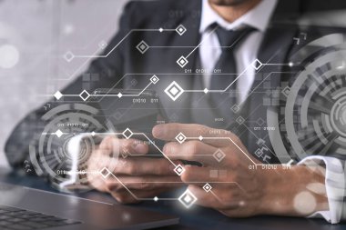 İş adamı yeni fırsatlar arıyor, teknoloji sektöründe, akıllı telefon geçmişi yazıyor. İkili teknoloji hologramı.