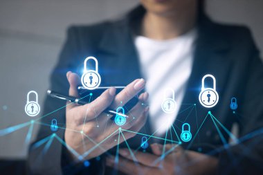 Ofiste akıllı telefon kullanan bir iş kadını. Simge hologramını kilitle. Veri koruma kavramı. Çift pozlama.