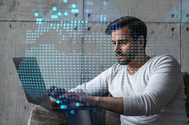 Dünya çapında yeni bir tedarik zinciri geliştirmek için dizüstü bilgisayar kullanan ciddi bir Kafkasyalı yönetici. Çifte maruziyet. dünya ve harita hologramı.