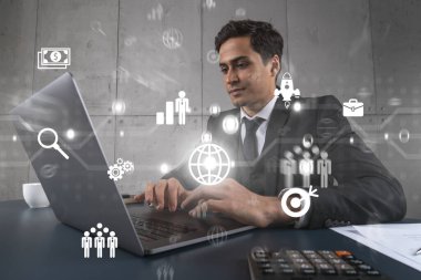 Ofisteki işadamı dizüstü bilgisayarla çalışıyor, işe fintech yaklaşımını geliştiriyor, yeni fırsatlar için veri topluyor. Çift pozlama.