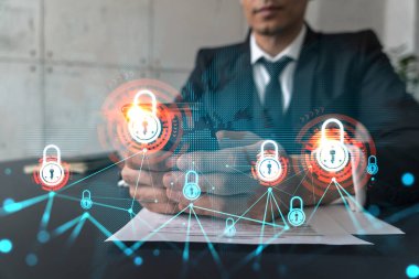 Ofiste Smartphone ile çalışan bir adam iş bilgilerini korumak için yeni teknolojiler arıyor. Hologramı kilitle, daktilo kullan. Çift pozlama.