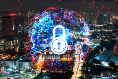 Parlayan Padlock hologramı, Kuala Lumpur, Malezya, Asya 'nın gece panoramik şehir manzarası. KL şirketlerini korumak için siber güvenlik kavramı. Çift pozlama.