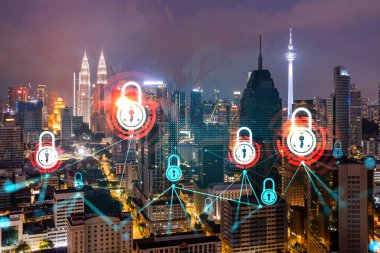Parlayan Padlock hologramı, Kuala Lumpur, Malezya, Asya 'nın gece panoramik şehir manzarası. KL şirketlerini korumak için siber güvenlik kavramı. Çift pozlama.