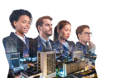 Asya 'nın Bangkok şehrinin önünde duran dört genç, başarılı iş adamının çifte pozu. Uluslararası takım çalışması kavramı. Gece vakti..