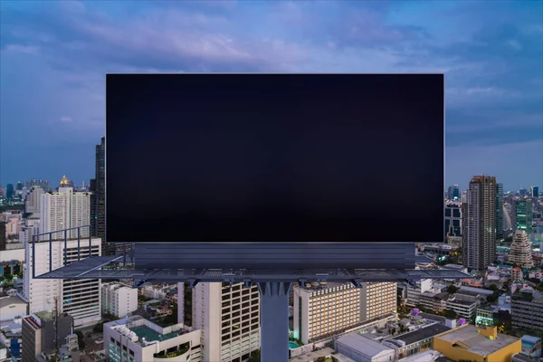 Panneau d'affichage de route noir blanc avec fond de paysage urbain de Bangkok la nuit. Affiche publicitaire, maquette, rendu 3D. Vue de face. Le concept de communication marketing pour vendre l'idée. — Photo