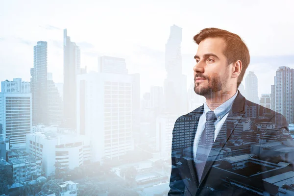 Joven hombre de negocios guapo en traje pensando cómo tener éxito, nuevas oportunidades de carrera, MBA. Bangkok en el fondo. Doble exposición. — Foto de Stock