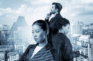 Takım elbiseli üç iş arkadaşı MBA mezuniyetinden sonra yeni kariyer fırsatları hayal ediyor. Çok uluslu şirket takımı kavramı. Bangkok arka planda. Çift pozlama.