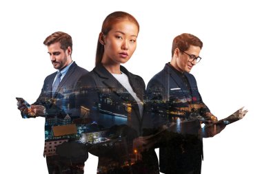 Asya 'nın Bangkok şehrinin önünde duran üç genç, başarılı, iş adamı, erkek ve kadın çifte pozlama. Sıkı çalışma ve öğrenim kavramı. Modern yaşam tarzı. Gece vakti..