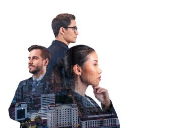 Asya şehri Kuala Lumpur 'un önünde duran üç genç, başarılı iş adamı, erkek ve kadın çifte pozlama. Sıkı çalışma ve öğrenim kavramı. Modern yaşam tarzı. Gece vakti..