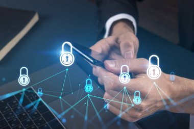 İş adamı telefonda internet uygulaması kullanıyor. Hologramı kilitle. Çoklu maruz kalma. İnternet güvenliği kavramı.
