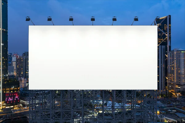 Blank biała droga billboard z KL tle krajobraz w nocy. Plakat reklamowy, makieta, renderowanie 3D. Z przodu. Koncepcja komunikacji marketingowej promującej lub sprzedającej pomysły. — Zdjęcie stockowe
