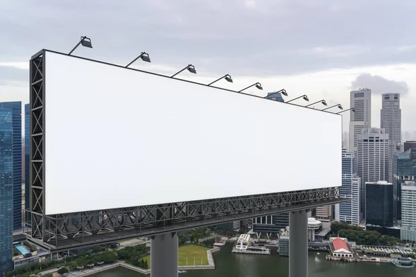 白茫茫的白路广告牌，白天有新加坡城市景观背景。街头广告海报，模拟，3D渲染。侧视图。营销交流或营销理念的概念. — 图库照片