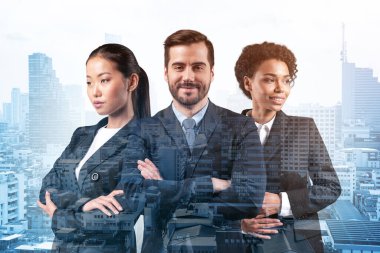 Üç başarılı gülümseyen iş danışmanının önü takım elbiseli ve kollarını kavuşturmuş poz veriyor. Bangkok şehir manzarası. Çok uluslu şirket takımı. Çift pozlama.