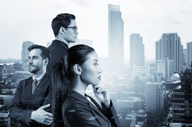 Takım elbiseli üç iş arkadaşı MBA mezuniyetinden sonra yeni kariyer fırsatları hayal ediyor. Çok uluslu şirket takımı kavramı. Bangkok arka planda. Çift pozlama.