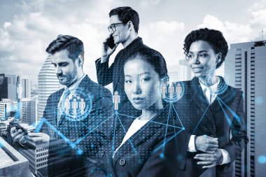 İş amaçlarına ulaşmak için sosyal medya pazarlama stratejisi üzerinde çalışan bir grup SMM uzmanı. Bangkok arkaplanı üzerinde hologram simgeleri.
