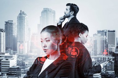 İş amaçlarına ulaşmak için sosyal medya pazarlama stratejisi üzerinde çalışan bir grup SMM uzmanı. Bangkok arkaplanı üzerinde hologram simgeleri.