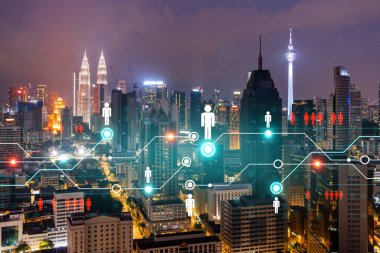 Kuala Lumpur, Malezya, Asya 'nın panoramik şehir görünümünde parlayan sosyal medya simgeleri. KL 'deki insanlar ve şirketler arasındaki ağ kurma ve bağlantı kavramı. Çift pozlama.