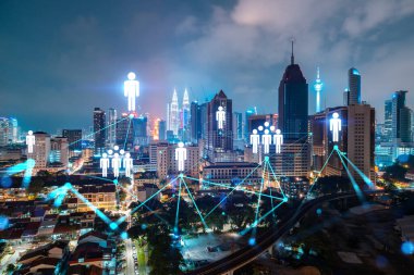 Kuala Lumpur, Malezya, Asya 'nın panoramik şehir görünümünde parlayan sosyal medya simgeleri. KL 'deki insanlar ve şirketler arasındaki ağ kurma ve bağlantı kavramı. Çift pozlama.
