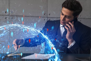 Erkek ofisi konuşma telefonu araştırması sosyal medya çizim kavramını kullanır. Çift pozlama.