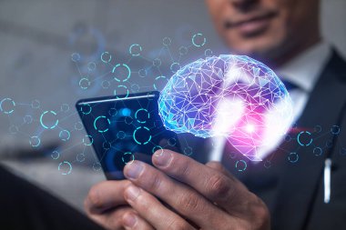 Ofiste Smartphone ile çalışan bir iş adamı, süreci optimize etmek için beyin hologramı, telefon daktilosu. Çift pozlama.