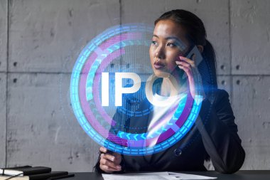 İş kadını telefon ve ipo ikon hologramından anlıyor. Çifte maruziyet. Başlangıçta birincil teklif yatırım kavramı.