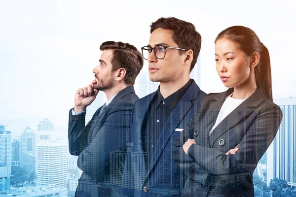 Группа из трех коллег по бизнесу в костюмах мечтает о новых карьерных возможностях после окончания MBA. Концепция многонациональной корпоративной команды. Куала-Лумпур на заднем плане. Двойное воздействие. — стоковое фото