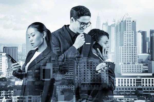 Група успішних смайликів-бізнесменів у костюмах, які використовують смартфон і думають, як впоратися з проблемою, новими кар'єрними можливостями, MBA. Куала-Лумпур на задньому плані. Подвійний вплив. — стокове фото