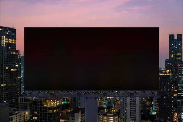Panneau d'affichage de route noir blanc avec fond de paysage urbain de Bangkok la nuit. Affiche publicitaire, maquette, rendu 3D. Vue de face. Le concept de communication marketing pour vendre l'idée. — Photo
