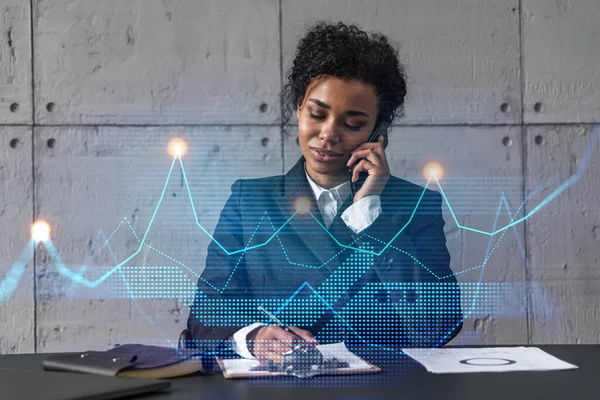 Femme d'affaires parle téléphone et marché boursier hologramme graphique financier. Double exposition. Statistique des entreprises concept d'étude. — Photo