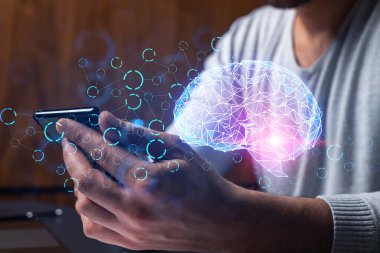 Telefonu kullanan adam. Akıllı telefon yazan eller. Beyin hologramıyla çifte maruz kalma. Kapatın. Veri arama kavramı.