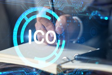 Takım elbiseli iş adamı not alıyor. Meksika ikon hologramıyla çoklu temas. Adam iş günlüğüne önemli bilgiler yazıyor. Engelleme zinciri kavramı.