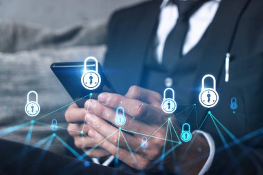 İş adamı telefonda internet uygulaması kullanıyor. Hologramı kilitle. Çoklu maruz kalma. İnternet güvenliği kavramı.