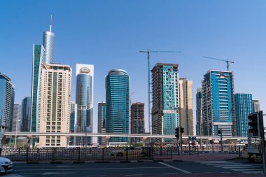 Güneşli bir günde Dubai Marina, BAE 'nin konut kuleleri ve villaları. Dubai Emirliği 'nin başkentinin gelecekteki gökdelenleri. Bölgesel ve uluslararası ticaret merkezi.
