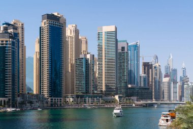 Güneşli bir günde Dubai Marina 'nın gökdelenlerinin panoramik manzarası. Dubai Emirliğinin başkentinin modern şehri. Batı Asya 'nın uluslararası ticaret ve finans hizmetlerinin merkezi