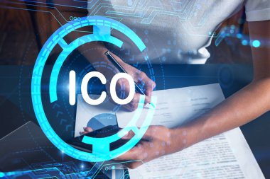 ICO hologramı ve kontrat imzalayan bir kadın telefon kullanıyor. Çifte maruziyet. ilk madeni para teklif kavramı.
