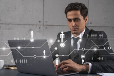 Ofisteki iş adamı dizüstü bilgisayarla çalışıyor, yeni sosyal medya projesini zorlamak için ağ zinciri geliştiriyor, daktilo ediyor. Çift pozlama.