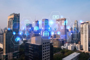 Araştırma ve Geliştirme Hologramı simgeleri parlıyor. Bangkok 'un günbatımı panoramik şehir manzarası. Asya 'da yeni hizmetler ve ürünler yaratmak için yenilikçi teknolojiler kavramı. Çift pozlama.