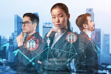 İş amaçlarına ulaşmak için sosyal medya pazarlama stratejisi üzerinde çalışan bir grup SMM uzmanı. Singapur arkaplanı üzerinde hologram simgeleri.