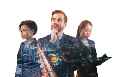 Asya 'nın Bangkok şehrinin önünde duran üç genç, başarılı, iş adamı, erkek ve kadın çifte pozlama. Sıkı çalışma ve öğrenim kavramı. Modern yaşam tarzı. Gece vakti..